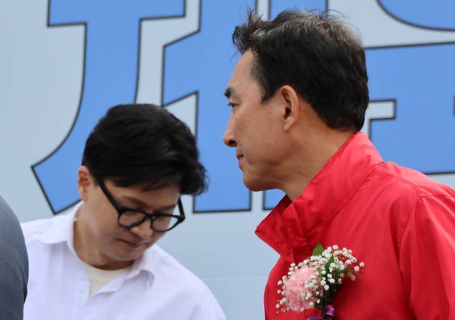 부산 북갑 국회의원 보궐선거에 출마한 무소속 한동훈 후보와 박민식 국민의힘 후보. / 사진 = 연합뉴스