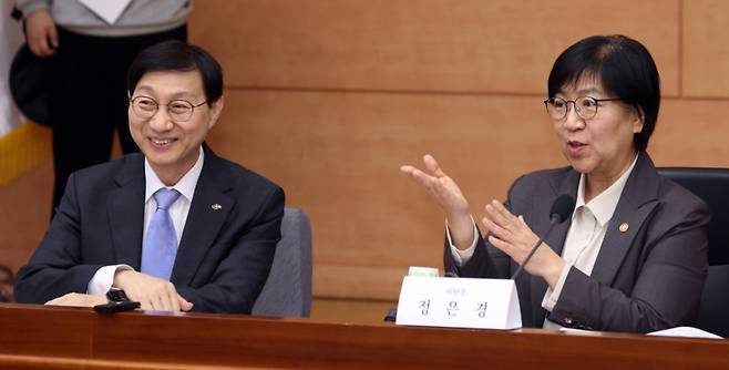 (서울=뉴스1) 김명섭 기자 = 정은경 보건복지부 장관이 14일 오후 서울 종로구 정부서울청사 별관에서 열린 제3차 국민연금기금운용위원회에서 김성주 국민연금공단 이사장과 대화를 하고 있다. 2026.4.14/뉴스1 Copyright (C) 뉴스1. All rights reserved. 무단 전재 및 재배포, AI학습 이용 금지. /사진=(서울=뉴스1) 김명섭 기자