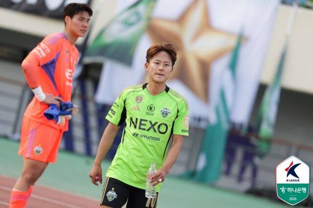 전북 현대가 10일 안양종합운동장에서 열린 FC안양과의 13라운드 원정 경기에서 1-1로 비겼다. 경기가 끝난 뒤 물을 마시고 있는 전북 이승우./프로축구연맹 제공