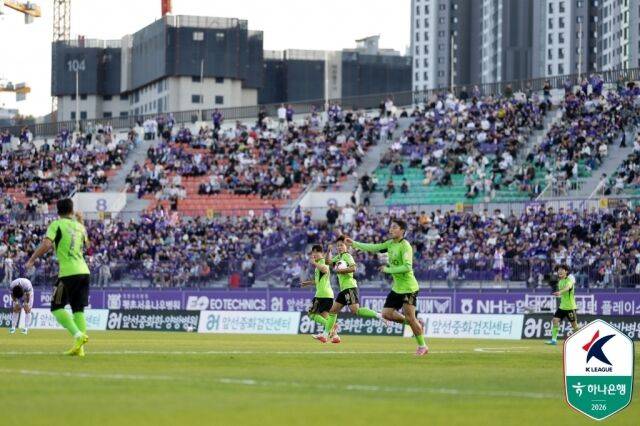 FC안양과 전북 현대가 10일 안양종합운동장에서 열린 13라운드 경기에서 1-1로 비겼다. 이승우의 동점골이 터진 뒤 전북 선수단이 기뻐하고 있다./프로축구연맹 제공