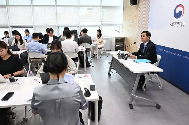 구 부총리 겸 재정경제부 장관이 10일 정부세종청사에서 기자간담회를 가졌다. 재정경제부 제공