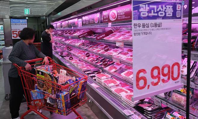 지난 10일 서울 시내 한 대형 마트에서 시민들이 육류 제품을 고르고 있다. 연합뉴스