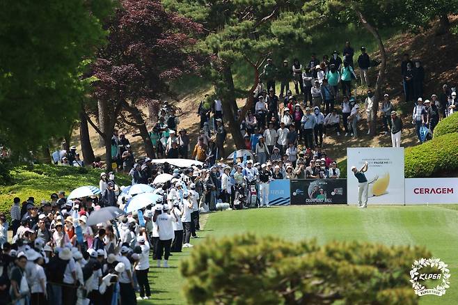 김지수가 10일 구름 갤러리 앞에서 5번 홀 티샷을 하고 있다. 사진 제공=KLPGA