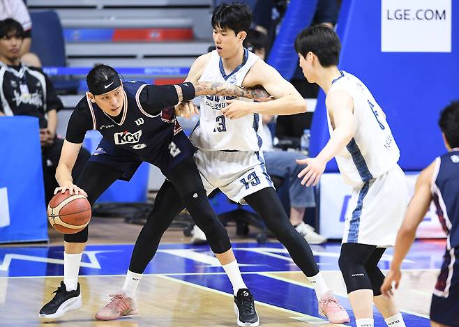 소노 임동섭이 10일 프로농구 챔피언결정 4차전에서 KCC 최준용의 공격을 막고 있다. KBL 제공