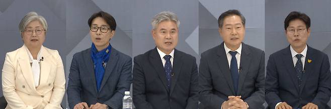 세종시교육감 선거에 나선 강미애(왼쪽부터·가나다순)·김인엽·안광식·원성수·임전수 후보가 11일 세종중앙공원 대회의실에서 후보자 토론회를 진행하고 있다. (사진=중도일보DB)