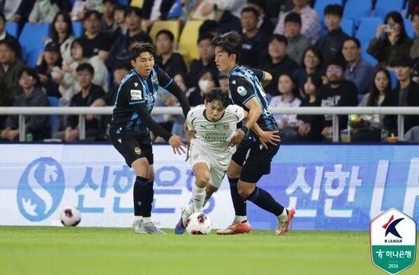 12일 인천축구전용경기장에서 열린 포항스틸러스와 인천과의 '하나은행 K리그1 2026' 13라운드 경기에서 포항 황서웅이 인천 수비수 사이로 돌파하고 있다. 한국프로축구연맹 제공
