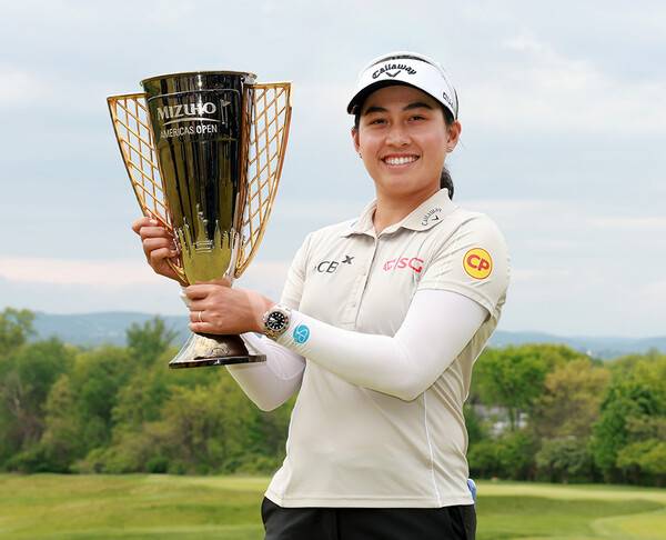 2026년 미국여자프로골프(LPGA) 투어 미즈호 아메리카스 오픈 우승을 차지한 지노 티띠꾼(태국)이 우승 트로피를 들고 기념 촬영하는 모습이다. 사진제공=LPGA_Getty (사진을 무단으로 사용하지 마십시오.)
