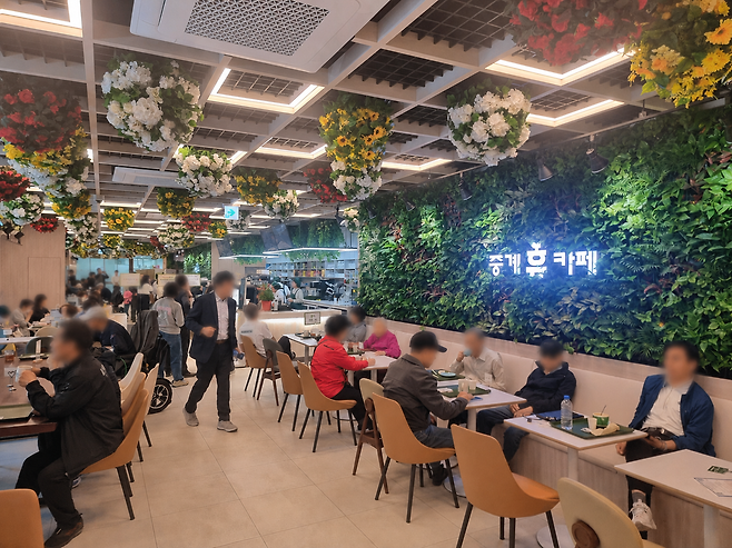 500원에 아메리카노를 마실 수 있는 중계 휴 카페. 김지섭 기자