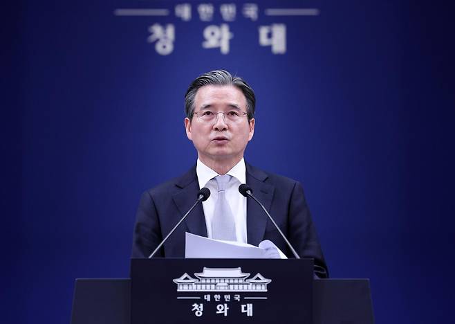 김용범 청와대 정책실장이 지난달 27일 청와대 춘추관에서 데미스 허사비스 구글 딥마인드 CEO 접견 관련 브리핑을 하고 있다. 뉴시스