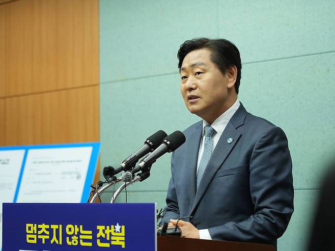무소속 김관영 전북지사 예비후보가 8일 전북도의회에서 내란 방조 사건 무혐의 관련 기자회견을 하고 있다. 사진 김관영 예비후보 선대위