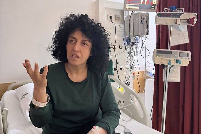 이란 테헤란의 한 병원에 있는 저명한 이란 인권 운동가 나르게스 모하마디. AP=연합뉴스