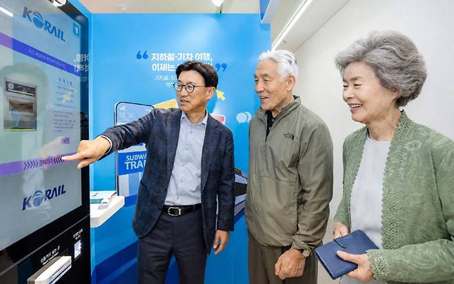 기차표 구매는 이렇게 정해린 에스원 사장이 지난 11일 서울디지털동행플라자 동대문센터의 ‘삼성 시니어 디지털 아카데미(SSDA) 상설체험존’을 방문한 어르신들에게 기차표 구매 때 무인 키오스크를 사용하는 방법을 설명하고 있다. 에스원 제공