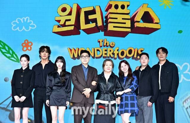 배우 최윤지, 배나라, 정이서, 손현주, 김해숙, 박은빈, 임성재, 최대훈(왼쪽부터)이 12일 서울 동대문 JW메리어트에서 진행된 넷플릭스 시리즈 '원더풀스' 제작발표회에 참석했다.'원더풀스 '는 1999년 세기말, 우연히 초능력을 가지게 된 동네 모지리들이 평화를 위협하는 빌런에 맞서 세상을 지키기 위해 고군분투하는 초능력 코믹 어드벤처다. / 한혁승 기자(hanfoto@mydaily.co.kr)