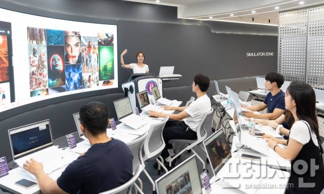 ▲ 전북대학교 학생들이 멀티 LLM 기반 생성형 AI 서비스를 활용해 수업과 학습 활동을 진행하고 있다. 전북대는 생성형 AI 정식 서비스 개시 한 달 만에 이용자가 6600명을 넘어섰다고 밝혔다. ⓒ전북대