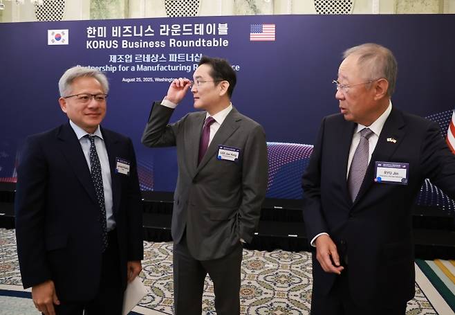 (워싱턴=연합뉴스) 홍해인 기자 = 이재용 삼성전자 회장, 류진 한경협 회장, 젠슨 황 엔비디아 최고경영자가 25일(현지시간) 미국 워싱턴DC 윌라드 호텔에서 열린 한미 비즈니스 라운드 테이블에 참석하고 있다. 2025.8.26