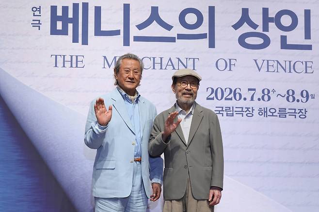 배우 박근형(왼쪽)과 신구가 12일 서울 종로구 NOL 서경스퀘어에서 열린 연극 ‘베니스의 상인’ 제작발표회에서 포즈를 취하고 있다. /연합뉴스