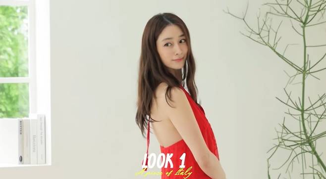 배우 이민정이 빨간색 백리스 원피스를 입었다. / 사진='이민정 MJ' 영상 캡처