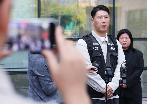 최승호 초기업노조 삼성전자지부 위원장이 13일 경기도 수원시 영통구 수원지방법원에서 열린 삼성전자가 노조를 상대로 제기한 위법 쟁의행위 금지 가처분 신청 심문을 마치고 나와 취재진 질문에 답하고 있다. 2026.5.13 /연합뉴스