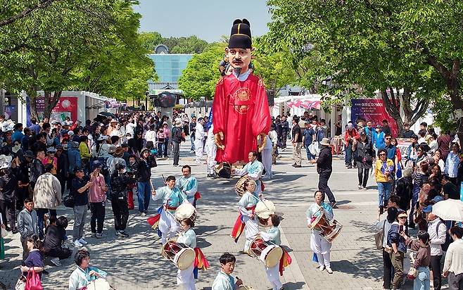 대형 인형으로 제작된 세종대왕과 그의 어머니인 원경왕후가 축제장으로 퍼레이드를 하고 있다.