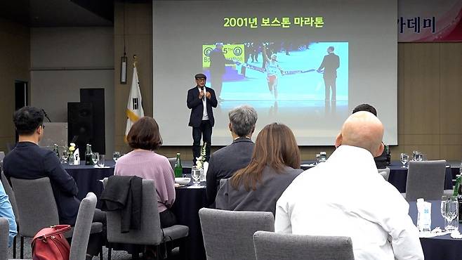 광주매일신문이 주최한 제13기 창조클럽 아카데미 제4강좌가 지난 12일 오후 광주 L7 충장 바이 롯데호텔에서 열렸다. 이날 강연자로 나선 이봉주 마라토너는 ‘인생은 마라톤이다’를 주제로 한계를 이겨내며 쌓은 포기하지 않는 끈기와 희망의 메시지 등을 전했다.