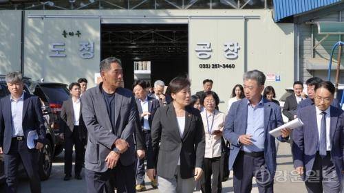◇송미령 농림축산식품부 장관이 13일 춘천시 사북면 솔바우 RE100 에너지자립마을을 방문했다. 춘천시 제공