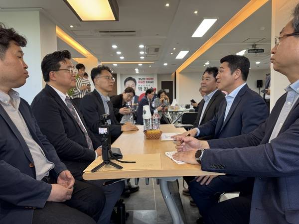 국립창원대 해체 저지 비대위가 13일 창원 성산구 상남동 박완수 경남지사 후보 선거사무소에서 관계자와 면담을 하고 있다. /정종엽 기자