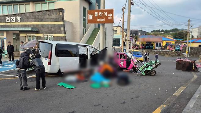 지난해 11월 우도 천진항에서 60대 운전자가 몰던 승합차가 돌진하면서 관광객 3명이 숨지고 10명이 부상을 입었다. 사진=우도 주민 제공