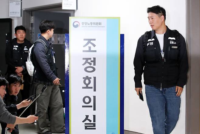 13일 새벽 세종시 정부세종청사 중앙노동위원회에서 열린 사후조정 회의가 최종 결렬돼 협상장을 떠다는 최승호 초기업노조 삼성전자지부 위원장. 사진=뉴스1