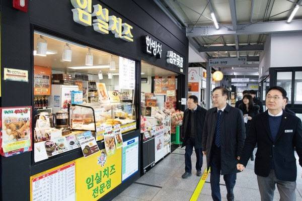 김윤덕 국토교통부 장관이 지난 2월 13일 경부고속도로 내 휴게소를 찾아 운영 실태를 점검하고 있다.(사진=국토교통부)
