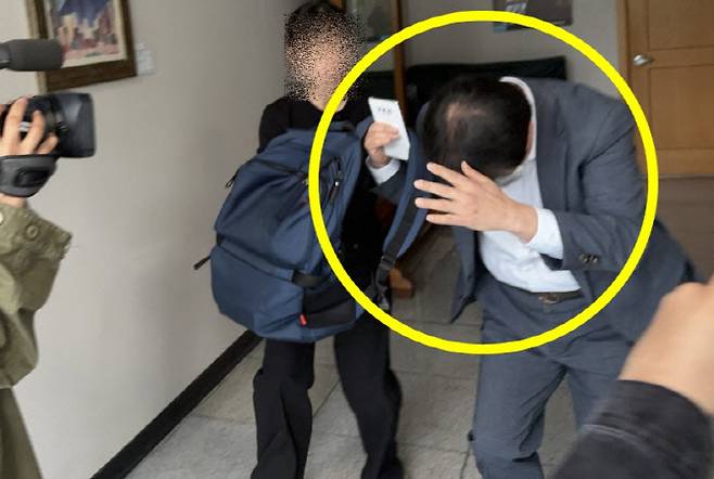 취재진 피해 도망가는 장학관. (사진=연합뉴스)