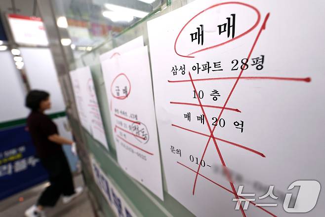 정부가 토지거래허가구역 내 세입자가 있는 주택의 실거주 의무 유예 대상을 비거주 1주택자까지 확대하는 방안을 내놓은 12일 서울 시내의 한 부동산 중계업소에 매물 시세표가 붙어 있다. 2026.5.12 ⓒ 뉴스1 구윤성 기자