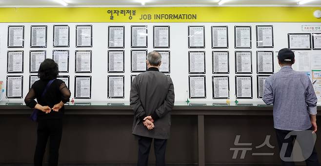 서울 마포구 서울서부고용복지플러스센터를 찾은 구직자들이 일자리정보 게시판을 살펴보고 있다. 2026.4.15 ⓒ 뉴스1 김진환 기자