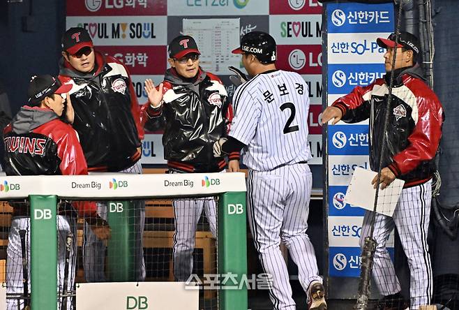 LG 염경엽 감독(가운데)이 21일 서울 잠실구장에서 열린 2026 KBO리그 한화전 4회말 1사 만루 상황에서 상대 폭투에 홈을 밟은 문보경과 하이파이브를 나누고 있다. 잠실 | 박진업 기자 upandup@sportsseoul.com