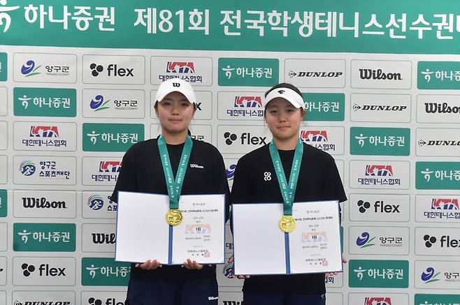 U-16 여자복식 우승조 김시아(오른쪽)-최희우. 황서진 기자