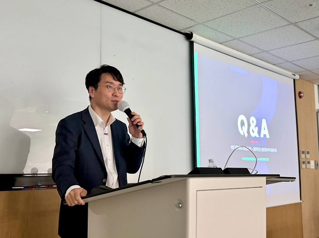 SK텔레콤 차호범 최고개인정보책임자(CPO)가 고려대학교 스마트보안학부 학생들을 대상으로 12일 특강을 진행하고 있는 모습.