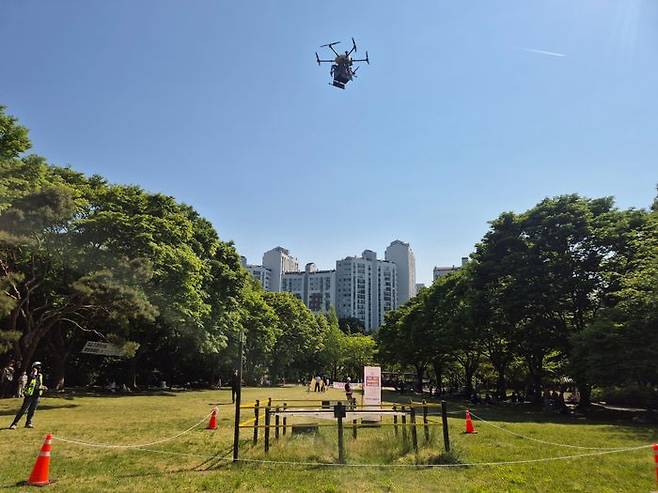 중앙공원에서 드론이 물건을 배송하고 있는 모습.ⓒ성남시 제공
