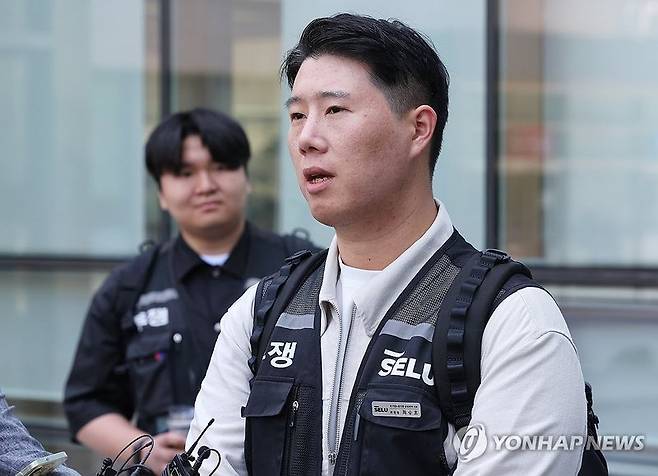 최승호 삼성전자 초기업모조 삼성전자지부 위원장이 13일 수원지법 앞에서 인터뷰를 하고 있다. 연합뉴스