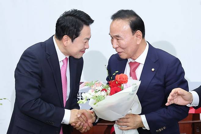 장동혁 국민의힘 대표가 13일 국회에서 열린 제22대 국회 후반기 국회부의장 후보자 선출 의원총회에서 후보로 선출된 박덕흠 의원과 인사하고 있다. 뉴스1