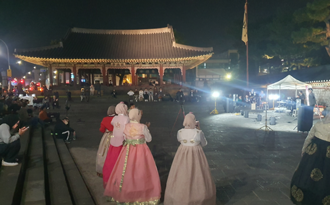 야간 전통문화 공연이 열린 문화행사 현장을 외국인 관광객들이 관람하고 있다.