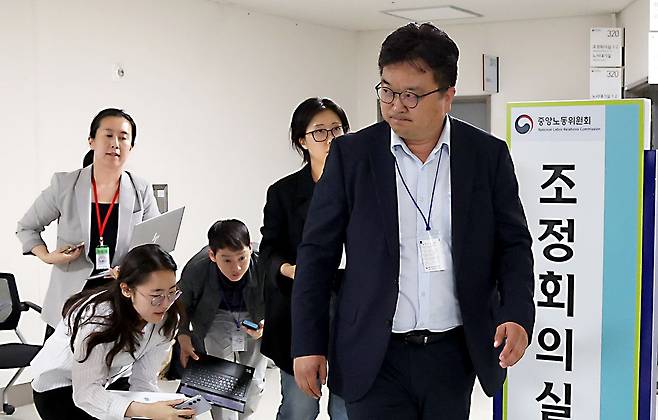 김형로 삼성전자 부사장이 13일 세종시 정부세종청사 중앙노동위원회 열린 사후조정회의가 결렬된 후 회의장을 떠나며 취재진의 질문를 받고 있다. 뉴스1