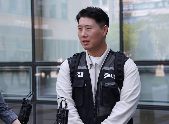 최승호 초기업노조 삼성전자지부 위원장이 13일 경기 수원시 영통구 수원지방법원에서 열린 삼성전자 노조 위법 쟁의행위 금지 가처분 신청 2차 심문을 마치고 나와 취재진의 질문에 답하고 있다./ 사진=뉴스1