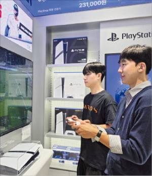 잠실 롯데월드몰 ‘플레이스테이션 전문스토어’에서 고객들이 게임을 즐기고 있다. 롯데백화점 제공