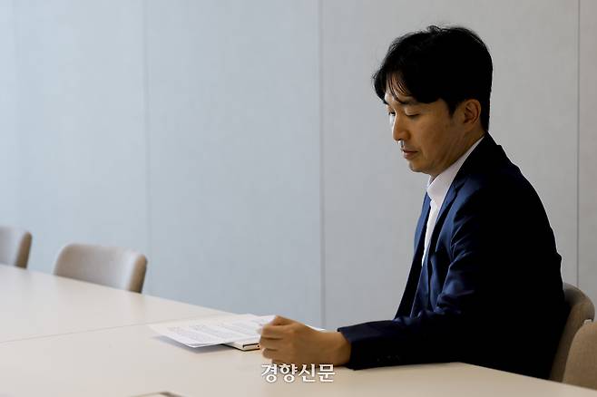 김수현 DS투자증권 리서치센터장이 지난달 24일 서울 여의도 DS투자증권에서 주주 권익 향상을 위한 상법 개정 이후 한국의 주주 자본주의 평가 및 보완점에 관하여 경향신문과 인터뷰를 하고 있다. 문재원 기자