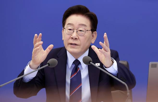 이재명 대통령이 지난 12일 청와대에서 열린 국무회의 겸 비상경제점검회의에서 발언하고 있다. 연합뉴스