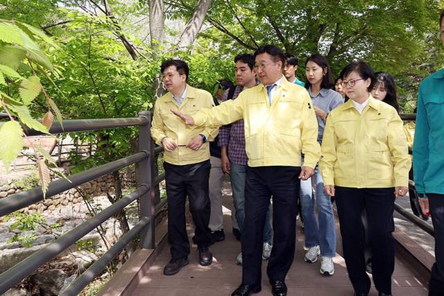 윤호중(가운데) 행정안전부 장관이 지난달 23일 서울 강북구 우이동 인수천 일대를 살펴보고 있다. 행정안전부 제공