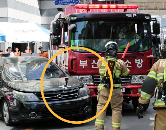 13일 오전 부산 부산진구 범천동의 한 이면도로에서 부산소방재난본부의 긴급출동 통행 방해차량 강제처분 훈련 과정 중 소방차량이 진입로 확보를 위해 주차차량을 강제로 밀고 있는 모습. 뉴시스