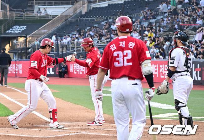 528번째 홈런을 치고 홈 베이스를 밟는 최정.
