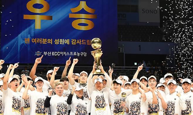 “우리가 챔피언이다” 부산 KCC 선수단이 13일 고양 소노아레나에서 열린 2025~2026 프로농구 챔피언결정전 5차전에서 고양 소노를 꺾고 우승을 확정한 뒤 트로피를 들고 환호하고 있다. KCC는 정규리그 6위 팀 최초로 챔피언에 올랐다. KBL 제공