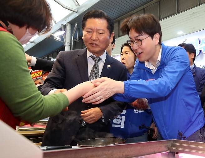 구포시장 상인과 만나는 정청래·하정우 - 정청래 더불어민주당 대표와 부산 북갑 국회의원 보궐선거에 출마하는 하정우 전 청와대 AI미래기획수석이 3일 부산 북구 구포시장을 찾아 상인들과 인사를 나누고 있다. 2026.5.3 뉴스1