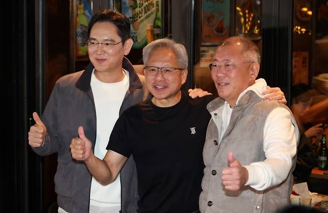 이재용 삼성전자 회장(왼쪽부터)과 젠슨 황 엔비디아 최고경영자(CEO), 정의선 현대차그룹 회장이 서울 강남구 삼성동의 한 치킨집에서 치맥 회동을 마친 후 기념촬영하고 있다. 2025.10.30 공동취재